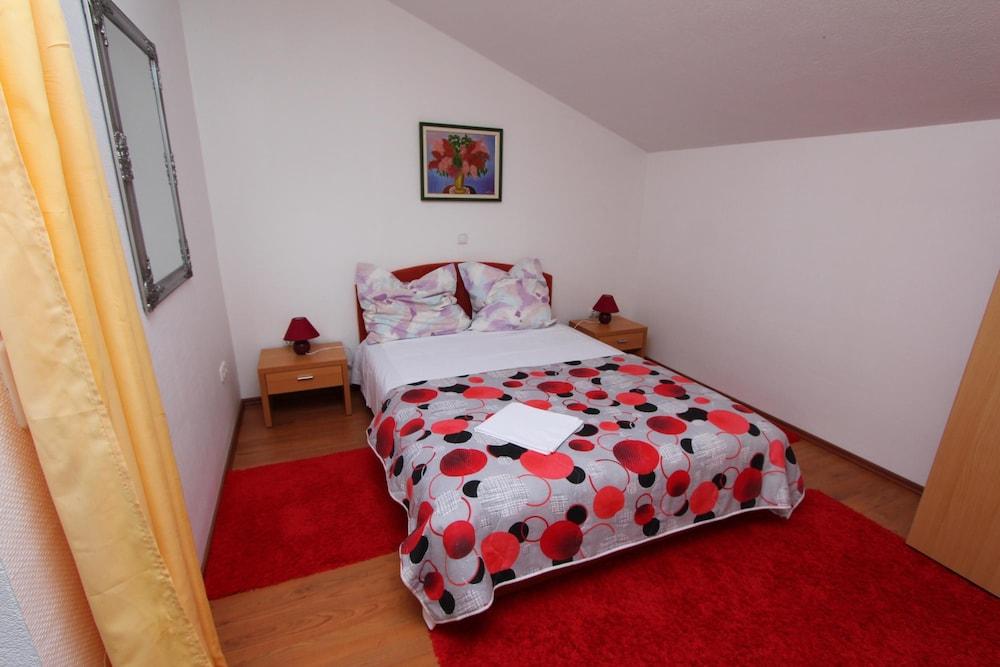 Rooms and apartments Sally