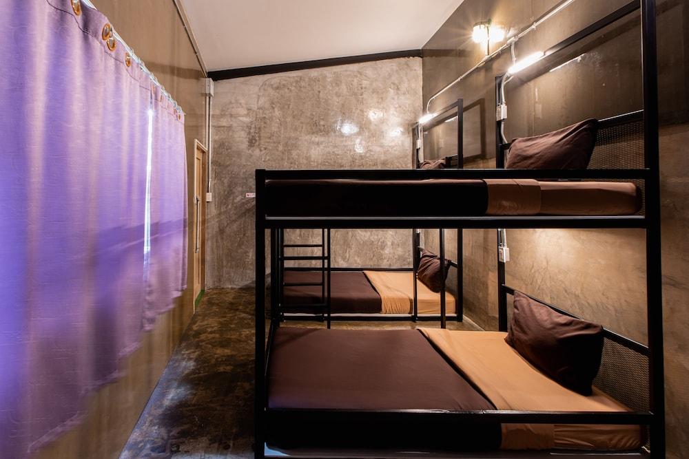 The Alley Hostel & Bistro