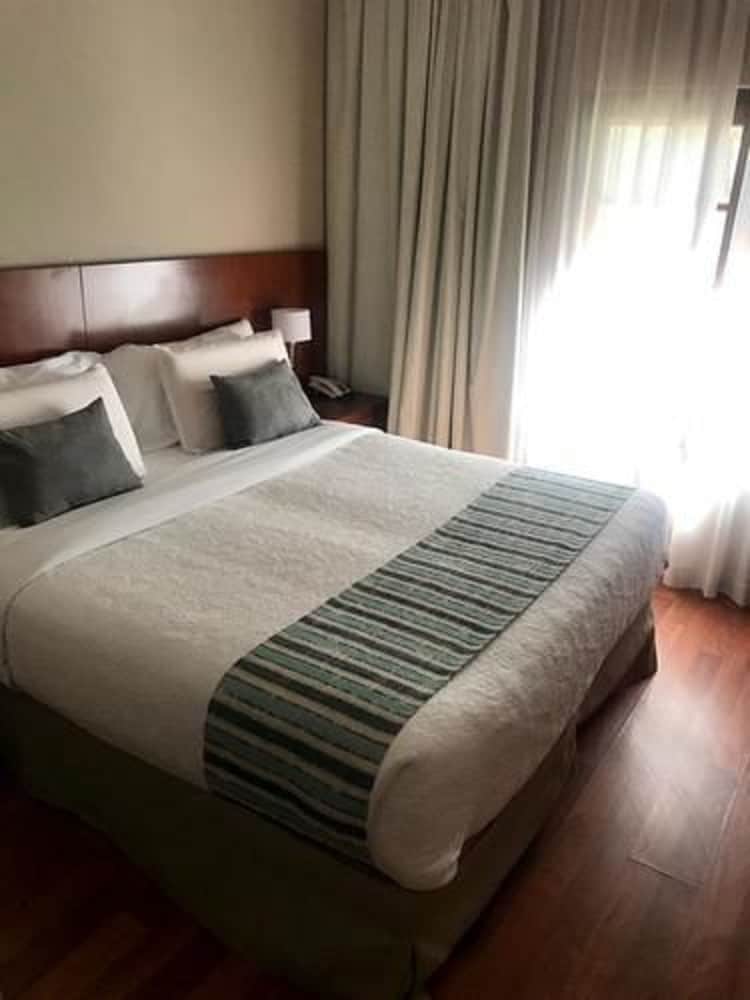 Howard Johnson by Wyndham Escobar Hotel