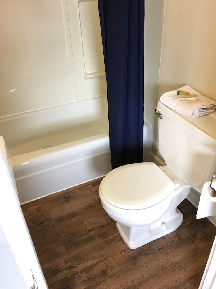 Tenderfoot Cabins & Motel