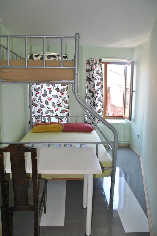 Chilloutlya Hostel&Bar