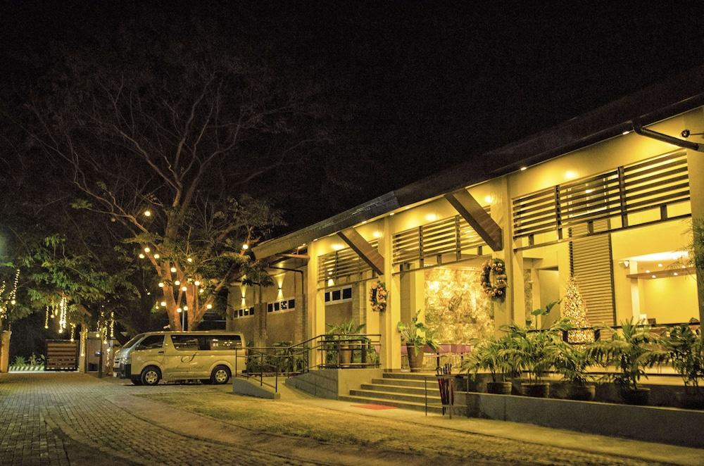 Seasons Hotel and Convention Center