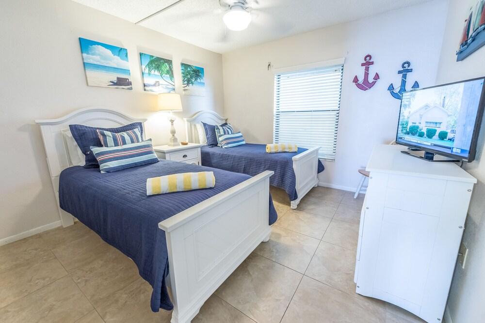 Cape Winds by Happy Palm Stays