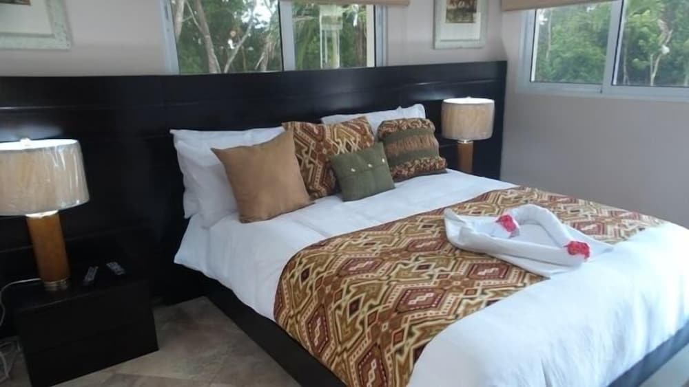 New six bedroom with BBQ and large pool