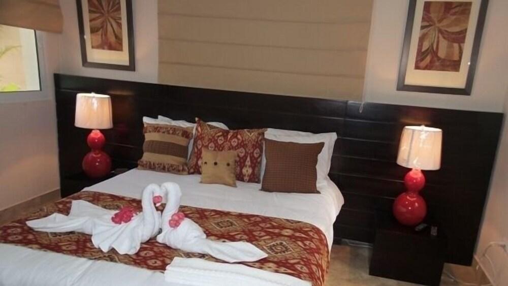 New six bedroom with BBQ and large pool