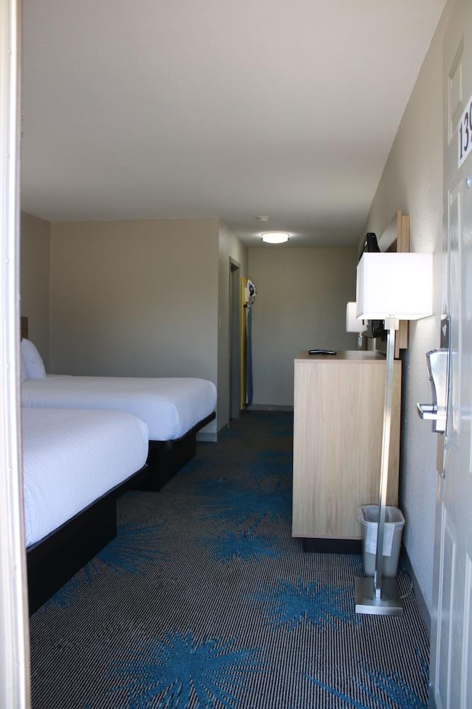 Days Inn by Wyndham Waco University Area