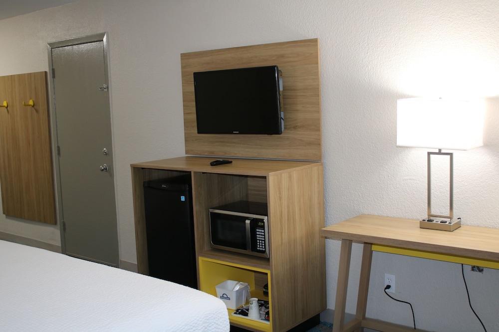 Days Inn by Wyndham Waco University Area