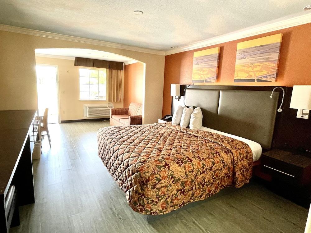 Luxury Inn & Suites Liberty