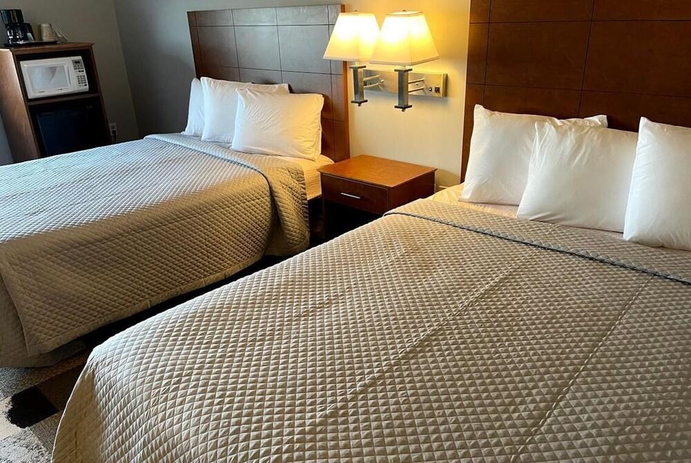 Commodore Perry Inn and Suites