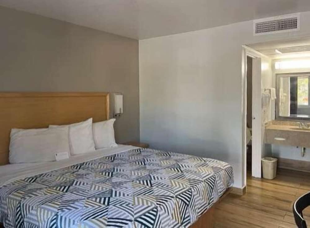 Motel 6 Riviera Beach, FL