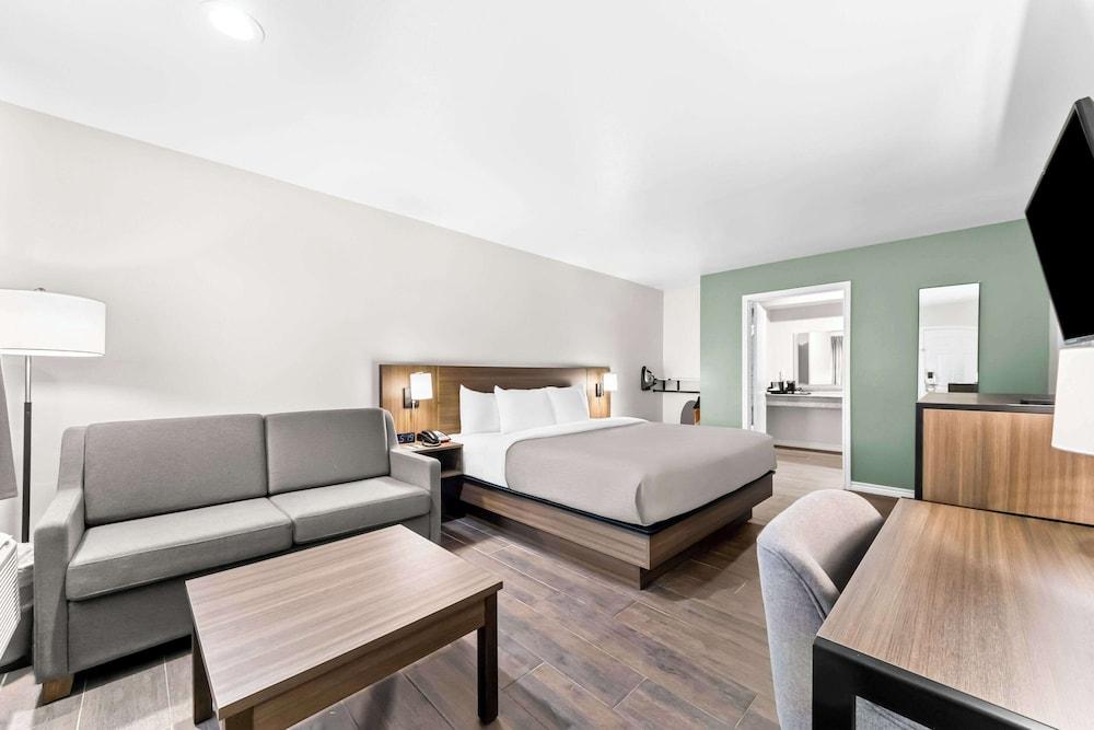 Quality Inn & Suites Port Lavaca near Lighthouse Beach