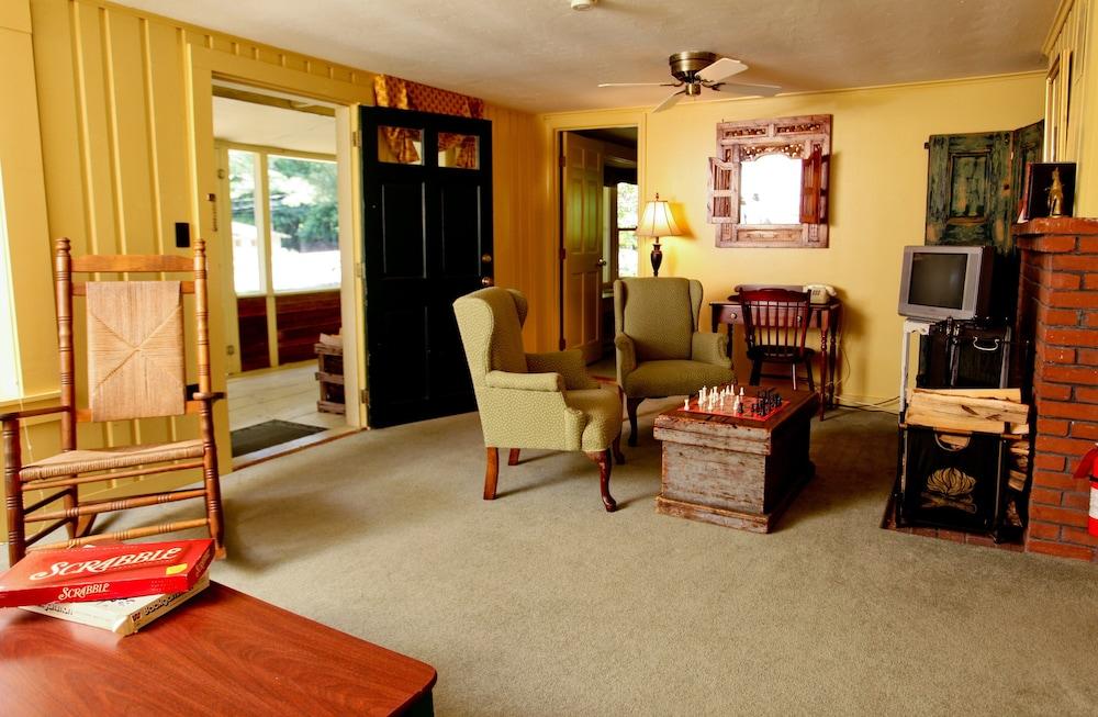 The Manor On Golden Pond