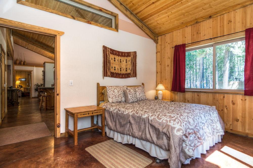 DiamondStone Guest Lodges