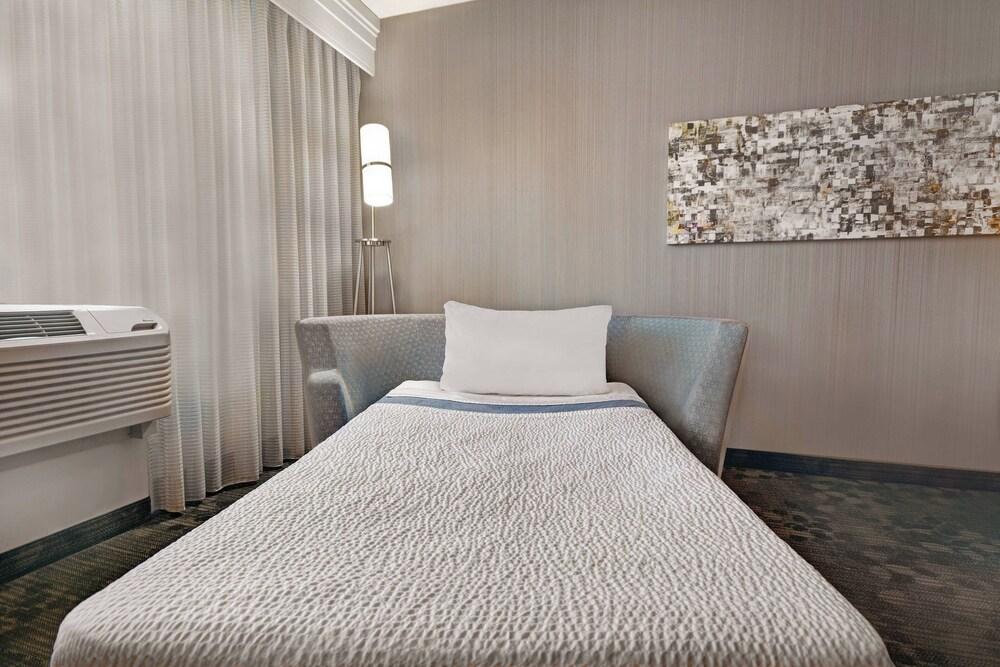 Courtyard by Marriott Republic Aprt Long Island/Farmingdale