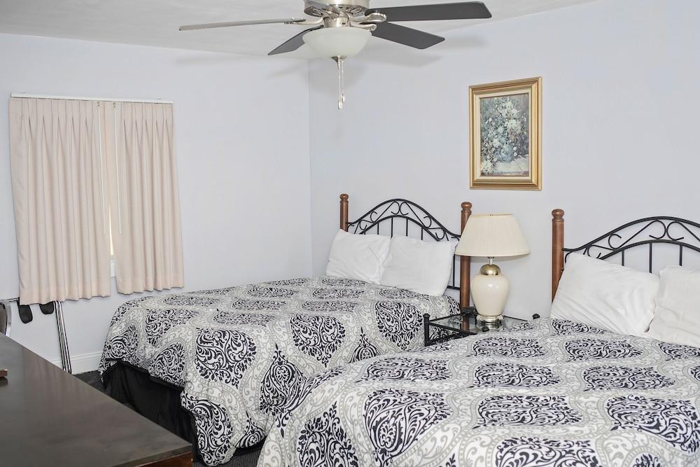 Longhouse Lodge Motel