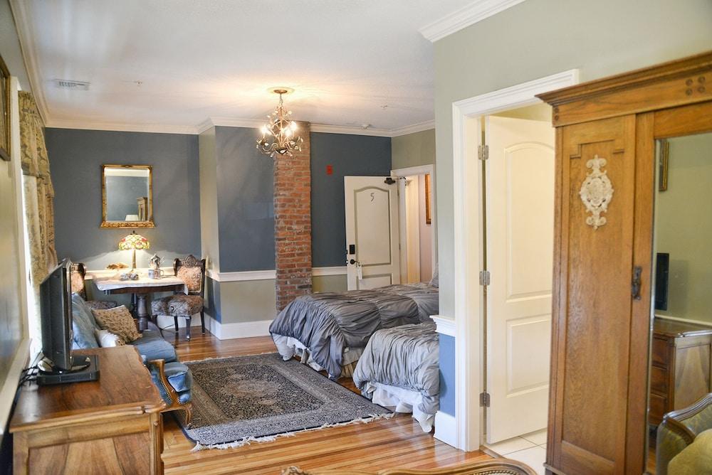 Naomi's Inn Bed & Breakfast