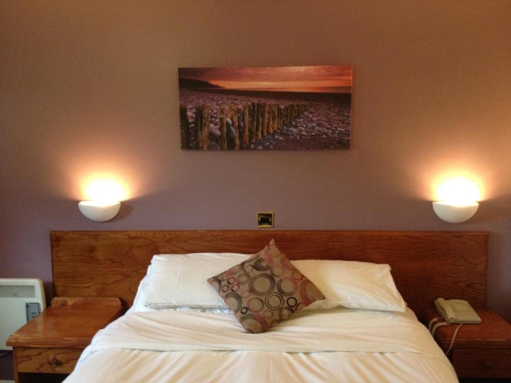 The Wee Waif Reading by Greene King Inns