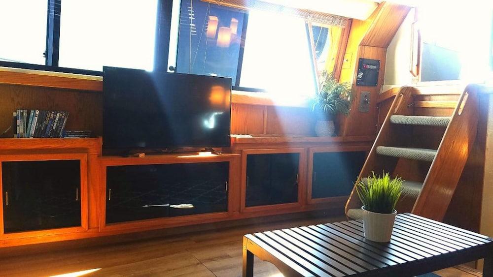 Dockside Boat & Bed Long Beach