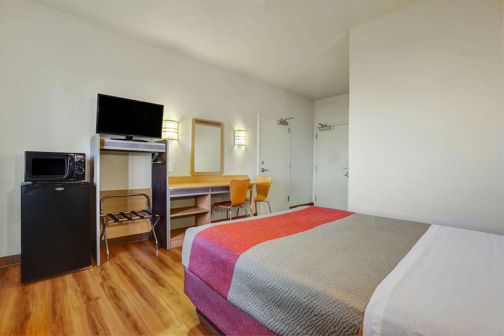 Howard Johnson by Wyndham Lemoore