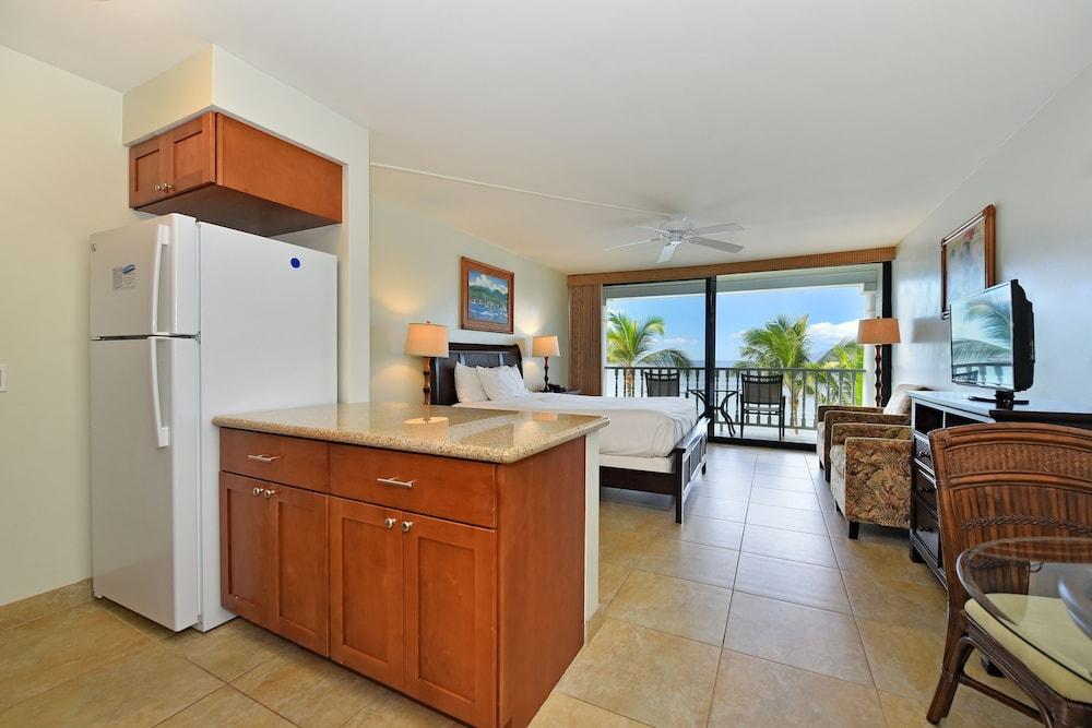 Lahaina Shores #425 Studio Bedroom Condo by RedAwning