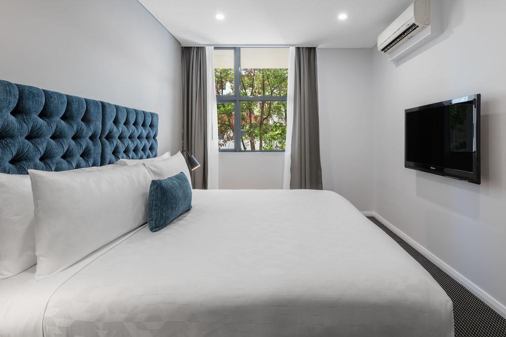 Meriton Suites Waterloo