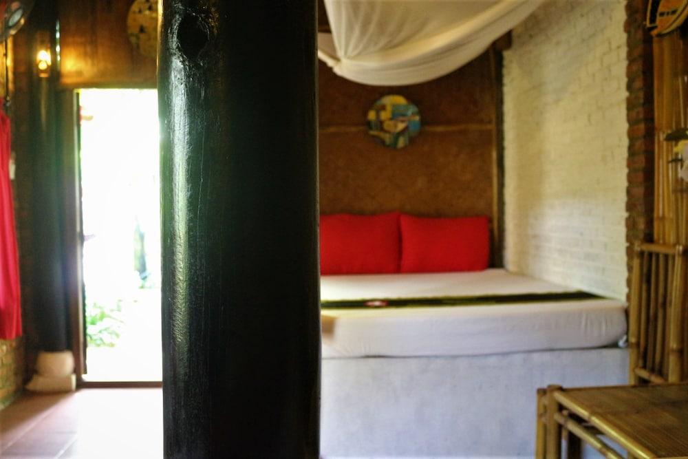 Under the coconut tree - Hostel