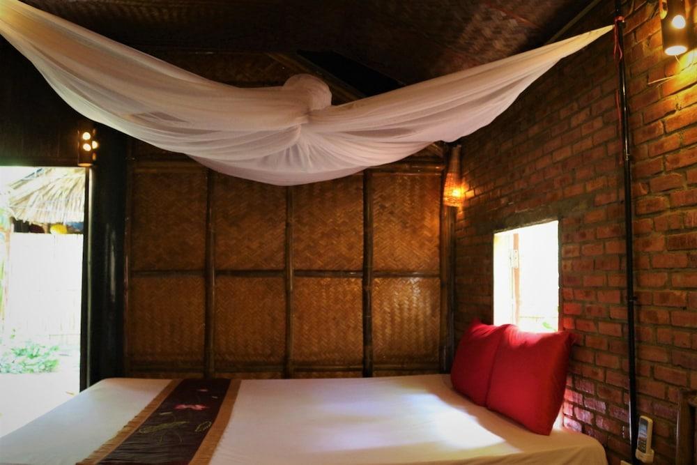 Under the coconut tree - Hostel