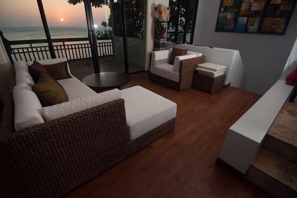 Penn Sunset Villa with Pool 10A