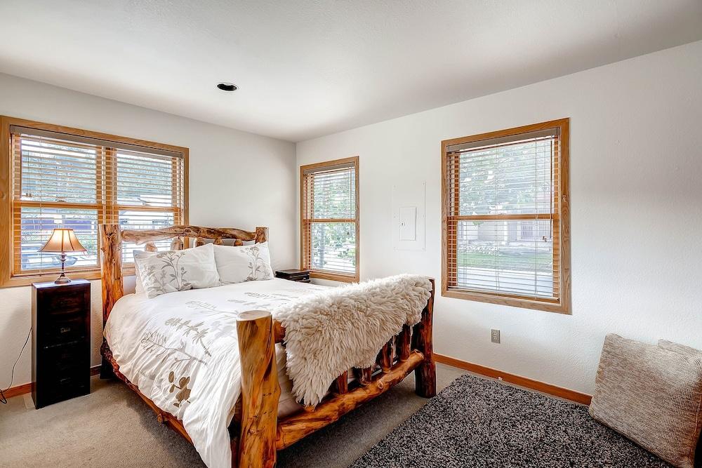 Après Chalet - Perfect In Town Location! by RedAwning