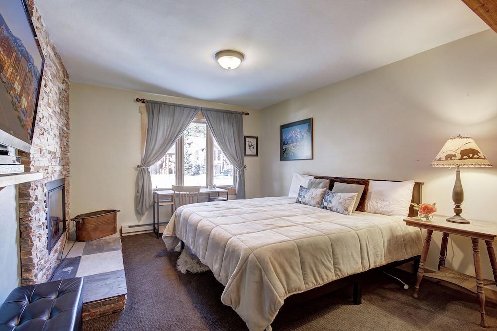 4 O'Clock Lodge D26 - Walk to Lifts/Walk to Town by RedAwning