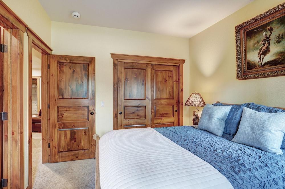 Amber Sky - Ski-In/Ski-Out by RedAwning