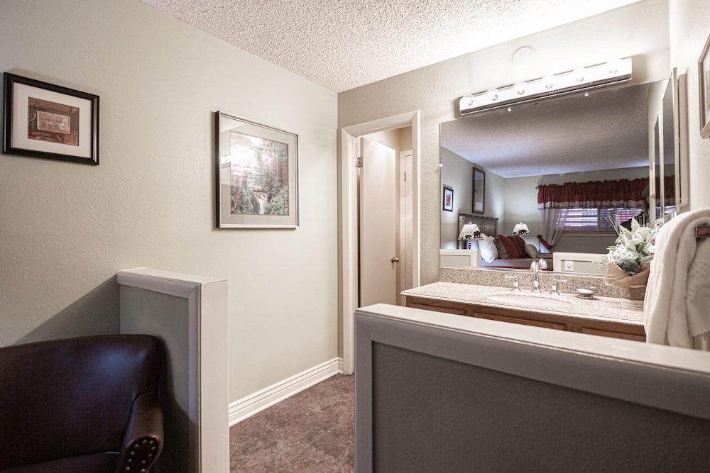 Longbranch 216 2 Bedroom Condo by RedAwning