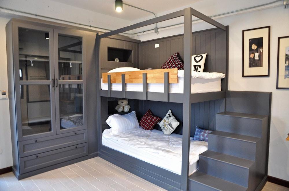 C Room (Chomchan) at Airport