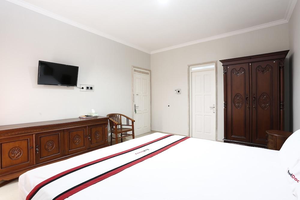 RedDoorz Plus near Adisucipto Airport 2