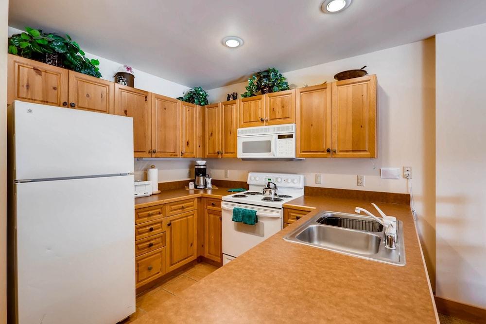 Village , Walk To Slopes, Heated Pool Access 1 Bedroom Condo by RedAwning