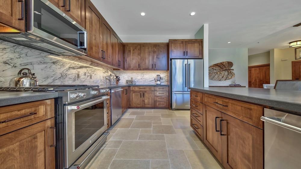 LuxuryÂ 4br  Steps From Heavenly Village & Gondola 4 Bedroom Condo by RedAwning