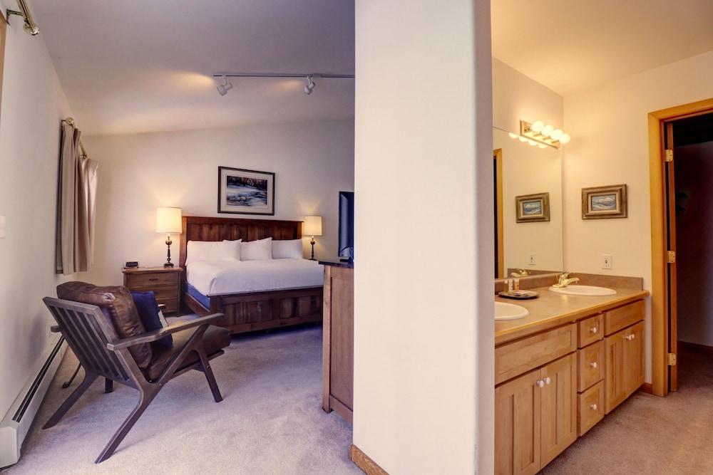 Sauterne Sanctuary 3br 3ba 3 Bedroom Home by RedAwning