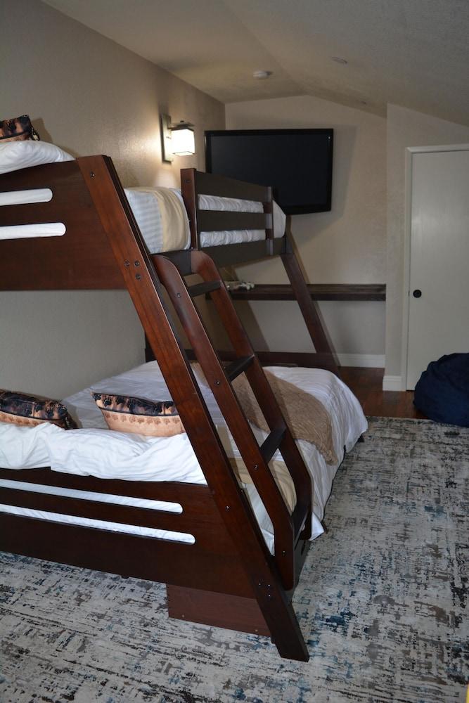 Snow Summit Getaway 3 Bedroom Apts by RedAwning