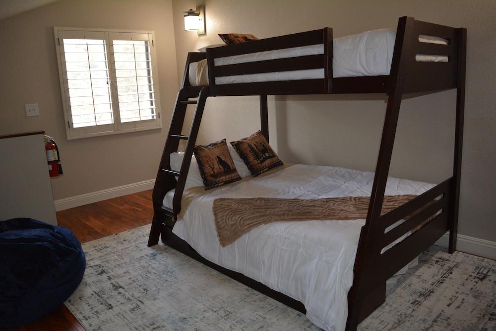 Snow Summit Getaway 3 Bedroom Apts by RedAwning