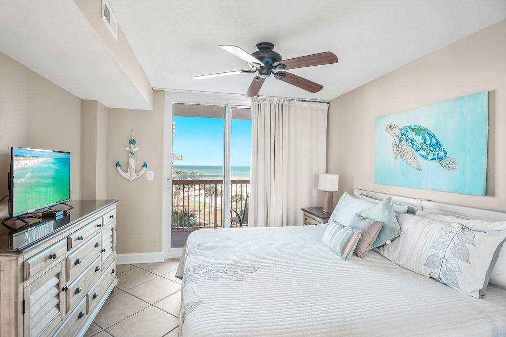 Pelican Beach Resort by Colasan