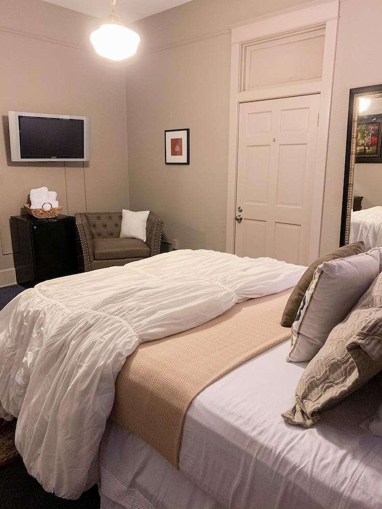 The Loft on the Square Guest Suites