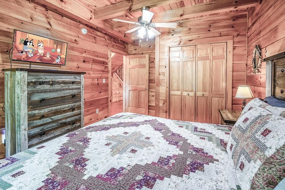 Steele Away 3 Bedroom Cabin by RedAwning