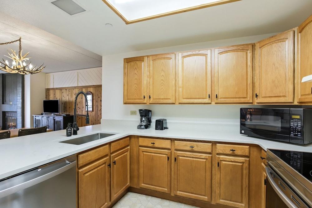 Perfectly Located 1br - Steps To Ski & Apres Fun - Sleeps 4 1 Bedroom Condo by RedAwning