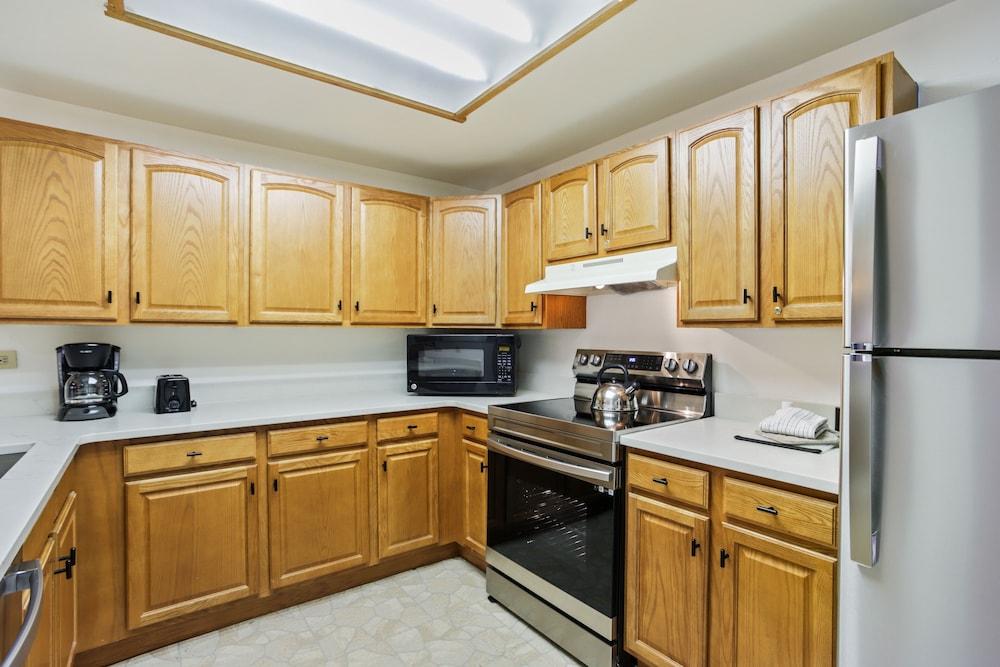 Perfectly Located 1br - Steps To Ski & Apres Fun - Sleeps 4 1 Bedroom Condo by RedAwning