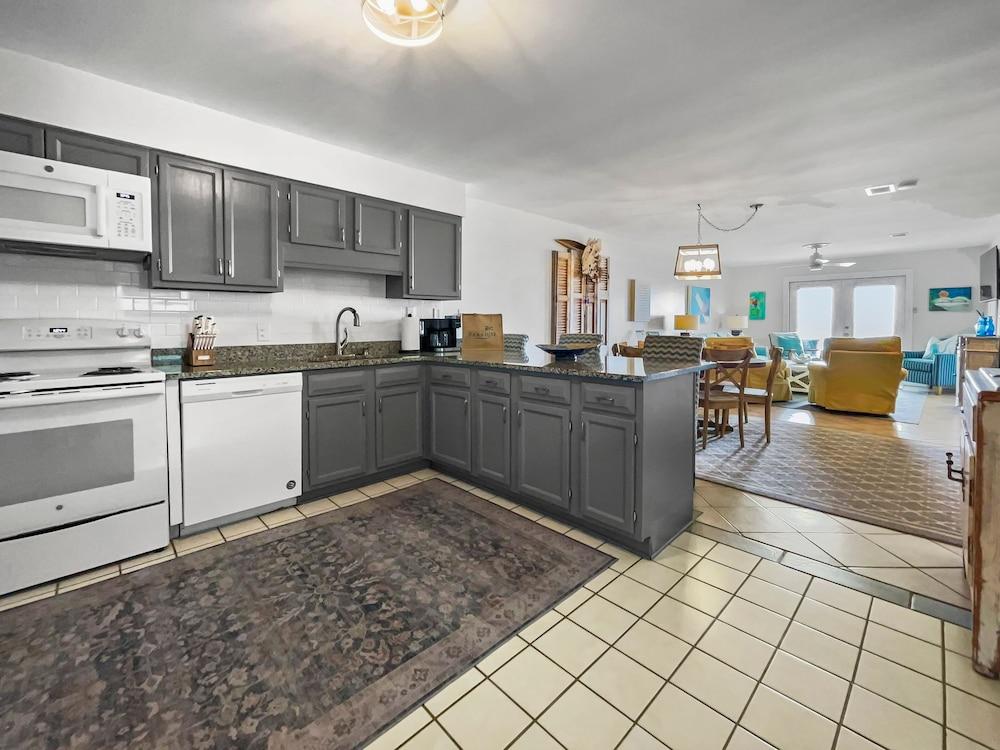 Sunseekers - 2 - 2 Br condo by RedAwning