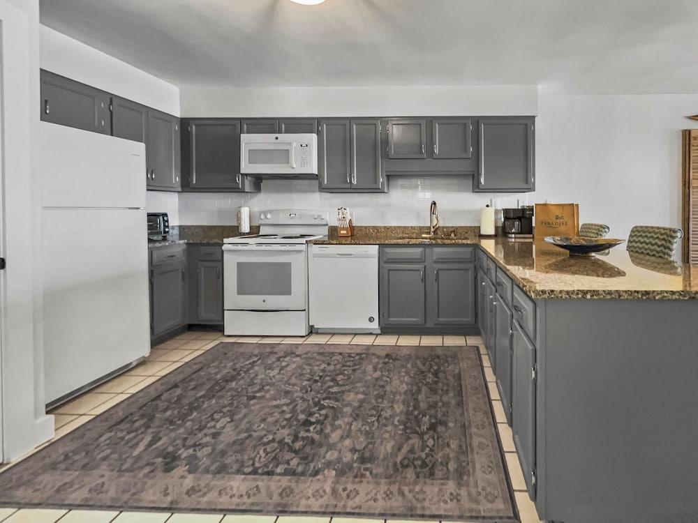 Sunseekers - 2 - 2 Br condo by RedAwning