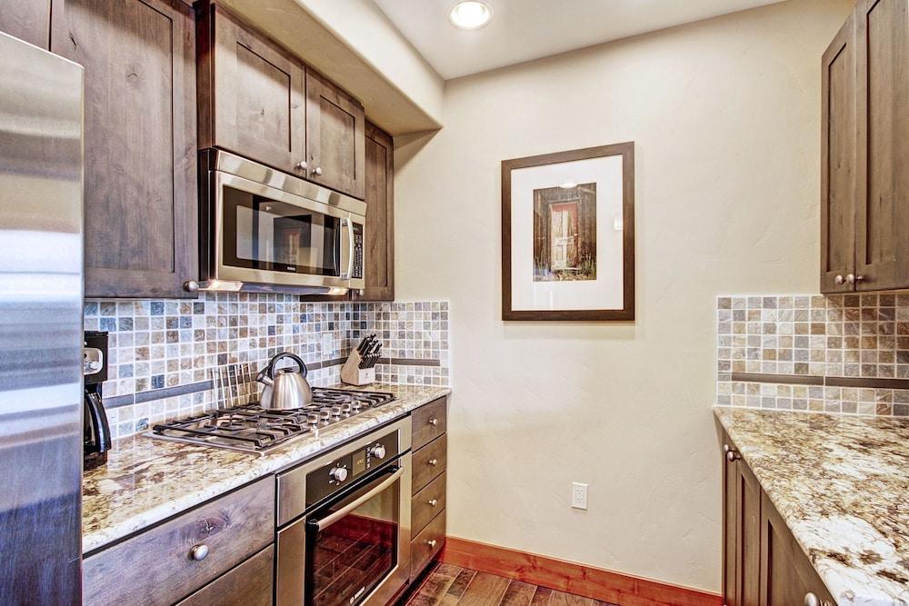 Luxury Studio  Steps From Winter Activities, Sleeps 4! Studio Bedroom Condo by RedAwning