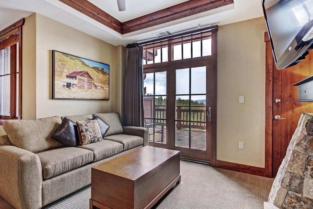 Luxury Studio  Steps From Winter Activities, Sleeps 4! Studio Bedroom Condo by RedAwning