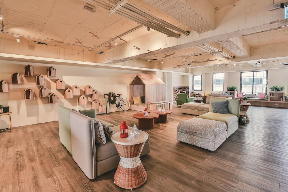 Stray Birds Taichung Hostel