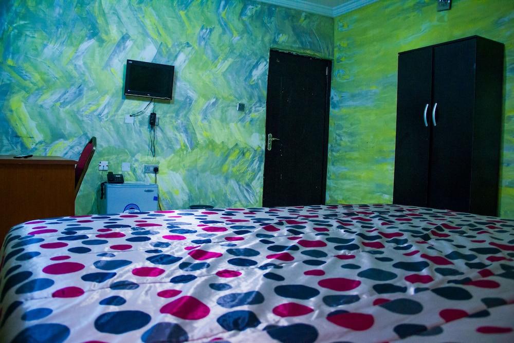 Glass House Suites Annex